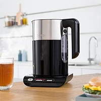 Bosch elkedel i sort og sølv på køkkenbord med te og sandwich i baggrunden