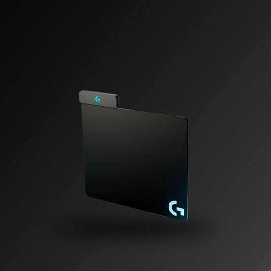 Logitech G gaming-musemåtte i sort med G-logo og trådløs opladningsdock på mørk baggrund