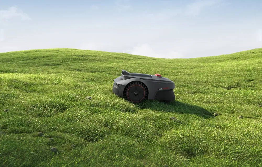 MOVA ViAX 300 zāles pļāvējs robots uz zāles