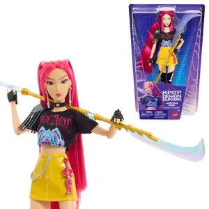 Mattel KPop Demon Hunters HUNTR/X Mira modes lelle ar noņemamu tērpu un tematiskiem aksesuāriem