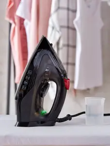 Hoffen tvaika gludeklis 2400W Melns
