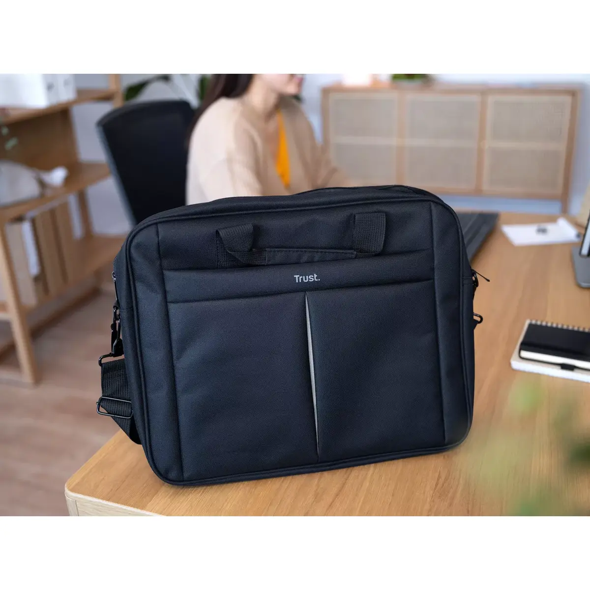 Briefcase Trust Primo Carry bag for 16" laptops Photo 5