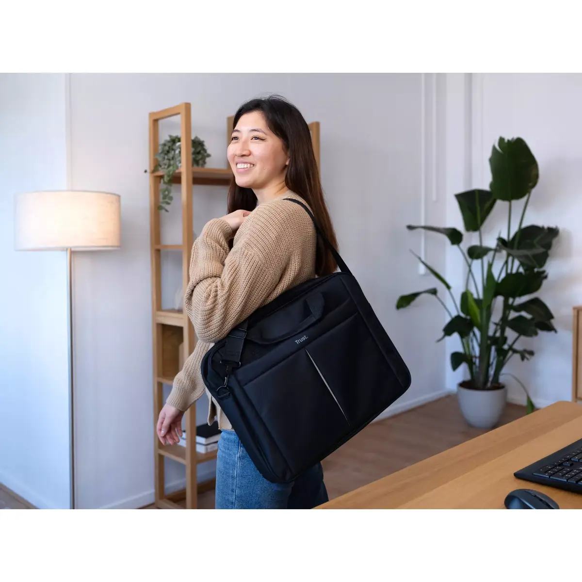 Briefcase Trust Primo Carry bag for 16" laptops Photo 6