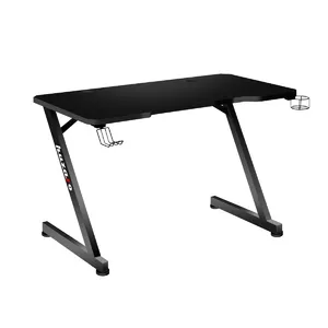 Taisns spēļu galds Huzaro Hero 2.5 — 1200×600 mm, HDF virsma 2,5 cm, alumīnija rāmis, melns, kabeļu izvadi, krūzītes turētājs