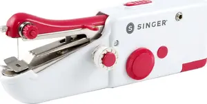 Механическая ручная швейная машина SINGER 220017123 — питание AA батареями, 3 шпульки, иглы в комплекте, красно-белая